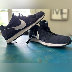 Men’s Nike Runners, navy blue size 10. Like new! Nice tread!
